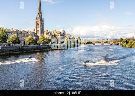 St. Matthews Church am Fluss Tay und Jetski an einem ruhigen Sonntagnachmittag in Perth, Perth und Kinross, Schottland, Großbritannien Stockfoto