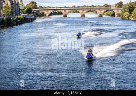 Jetski auf dem Fluss Tay an einem friedlichen Sonntagnachmittag im Zentrum der Stadt Perth, Perth und Kinross, Schottland, Großbritannien Stockfoto