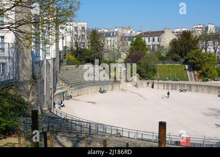 Im Arènes de Lutece, einem römischen kolosseum aus dem 1.. Jahrhundert n. Chr., in Paris, Frankreich, treffen sich Menschen an verschiedenen Orten zur Mittagszeit. Stockfoto