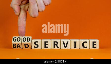 Symbol für guten oder schlechten Service. Geschäftsmann dreht Würfel und ändert Worte schlechten Service in guten Service. Schöne orange Tisch orange Hintergrund. Unternehmen Stockfoto