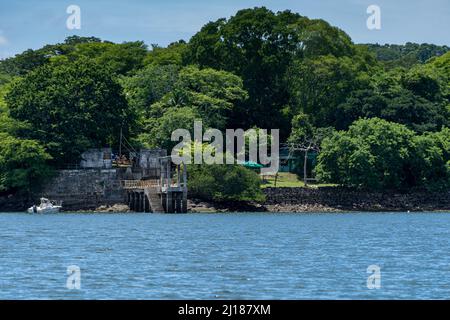 Schöner Blick auf den San Lucas Nationalpark Pier - Kirche und Ruinen - in Costa Rica Stockfoto