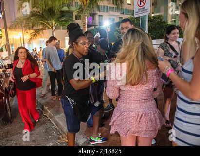 Fort Lauderdale, Usa. 18. März 2022. Regina McNish, de South Florida Wellness Network, distribuye NARCAN a vacacionistas y fiesteros en Fort Lauderdale, Florida, el viernes 18 de marzo de 2022. (Foto von Michael Laughlin/South Florida Sun Sentinel/TNS/Sipa USA) Quelle: SIPA USA/Alamy Live News Stockfoto