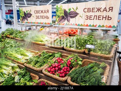 Samara, Russland - 12. März 2022: Frische Greengrocery bereit zum Verkauf in der Kette Hypermarkt. Text auf russisch: Frische Greengrocery Stockfoto
