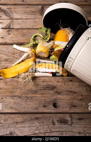 Direkt über der Ansicht von verschütteten organischen Abfällen im Kompostbehälter über dem Holztisch Stockfoto