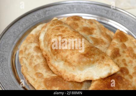 Frittierter Teigteig. Traditionelles türkisches Frühstück. Stockfoto
