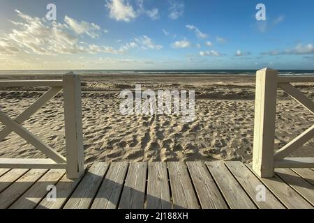 Landschaftlich schöner Blick von einer Terrasse einer Strandhütte auf den Nordseestrand gegen blauen Himmel mit Wolken Stockfoto