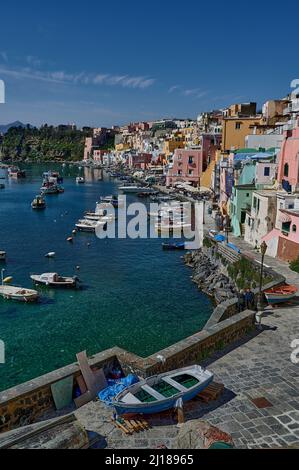 Ein immersiver Blick auf Marina di Corricella, Procida, Bucht von Neapel, Italien Stockfoto