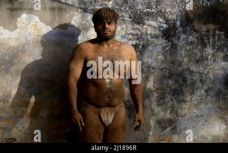 Neu Delhi, Neu Delhi, INDIEN. 22. März 2022. Ein schlammiger Wrestler voller Sand und Staub nach dem Training von Kushti, der alten Tradition des heiligen indischen Wrestlings an der Guru Jasram Akhara (Wrestlingschule) in Neu Delhi, Indien, am 22. März 2022. (Bild: © Vijay Pandey/ZUMA Press Wire) Stockfoto