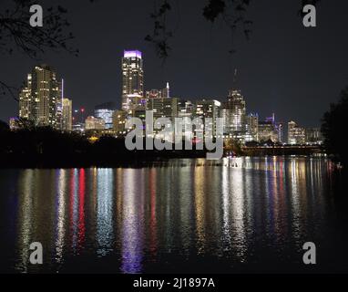 Ein Blick auf die Nachtstadt vom See, Austin, USA Stockfoto