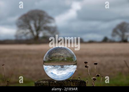 Die wunderschöne englische Landschaft spiegelte sich kopfüber in einer Kristallkugel wider Stockfoto