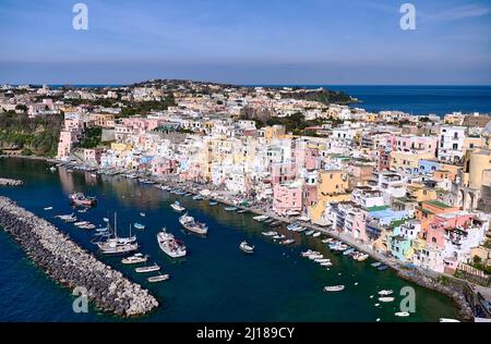 Bunte Häuser und Fischerboote in der Marina di Corricella Procida Bucht von Neapel Italien Stockfoto