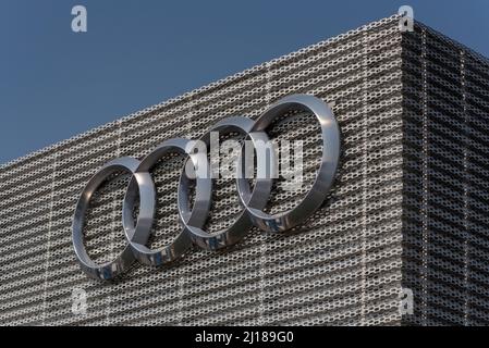 Audi-Logo auf der Außenseite eines Autohauses, Oxford, Großbritannien Stockfoto