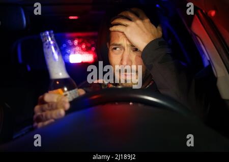 Betrunkener Mann, der Auto fährt. Die Polizei stoppte den Fahrer unter Alkoholeinfluss Stockfoto