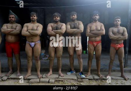 Neu Delhi, Neu Delhi, INDIEN. 22. März 2022. Schlammige Wrestler voller Sand und Staub nach dem Training von Kushti, der alten Tradition des heiligen indischen Wrestlings an der Guru Jasram Akhara (Wrestlingschule) in Neu Delhi, Indien, am 22. März 2022.; wr; (Bild: © Vijay Pandey/ZUMA Press Wire) Stockfoto