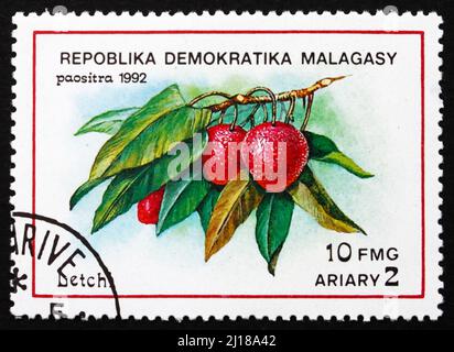 REPUBLICA MALAGASY - UM 1992: Eine in der Malagasy (Madagaskar) gedruckte Marke zeigt Litchis, Litchi Chinensis, tropische Früchte, um 1992 Stockfoto