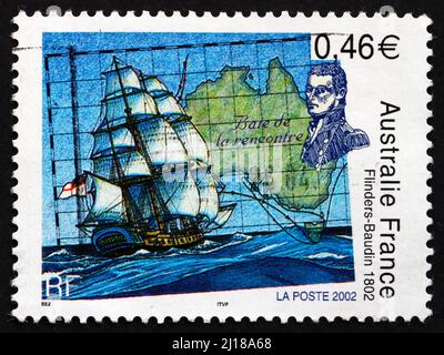 FRANKREICH - UM 2002: Eine in Frankreich gedruckte Briefmarke zeigt Karte von Australien, Porträt und Schiff, zweihundertjährigster Jahrestag der Begegnung von Matthew Flinders und Nicolas Stockfoto