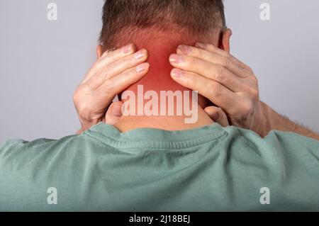 Nackenschmerzen aus der Nähe. Schmerzen im Nacken. Abstarct Mann leidet an Verletzungen, Belastung, Beschwerden. Stockfoto