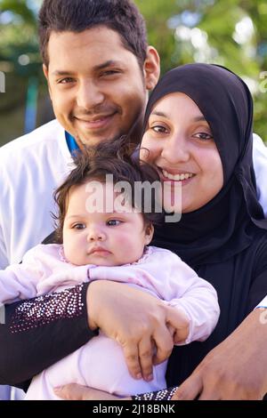 Sie bright jeden Tag. Porträt einer muslimischen Familie, die einen Tag draußen genießt. Stockfoto