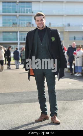 Love Island Star wurde zum ITV-Rennpundit Chris Hughes Tag drei beim Cheltenham Racecourse Gold Cup Festival St. Patrick's Day Bilder von Mikal Stockfoto