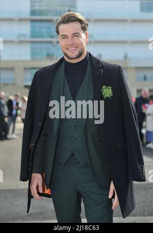 Love Island Star wurde zum ITV-Rennpundit Chris Hughes Tag drei beim Cheltenham Racecourse Gold Cup Festival St. Patrick's Day Bilder von Mikal Stockfoto