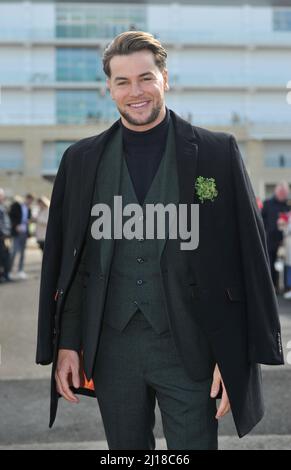 Love Island Star wurde zum ITV-Rennpundit Chris Hughes Tag drei beim Cheltenham Racecourse Gold Cup Festival St. Patrick's Day Bilder von Mikal Stockfoto