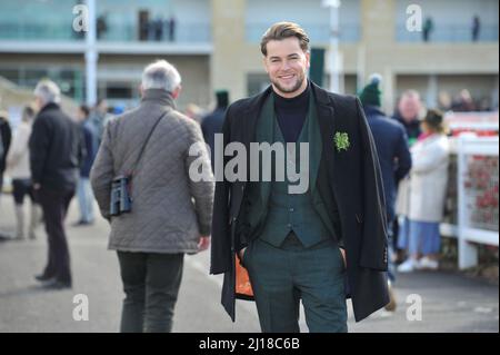 Love Island Star wurde zum ITV-Rennpundit Chris Hughes Tag drei beim Cheltenham Racecourse Gold Cup Festival St. Patrick's Day Bilder von Mikal Stockfoto