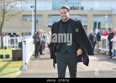 Love Island Star wurde zum ITV-Rennpundit Chris Hughes Tag drei beim Cheltenham Racecourse Gold Cup Festival St. Patrick's Day Bilder von Mikal Stockfoto