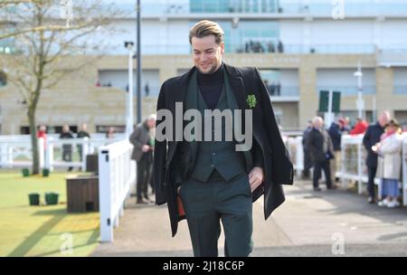 Love Island Star wurde zum ITV-Rennpundit Chris Hughes Tag drei beim Cheltenham Racecourse Gold Cup Festival St. Patrick's Day Bilder von Mikal Stockfoto