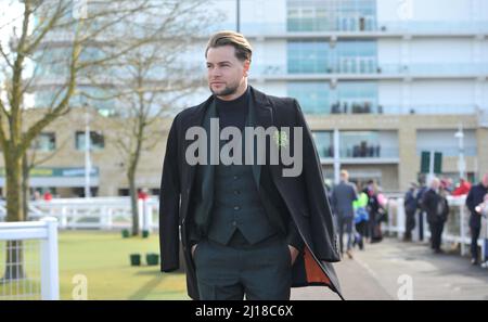 Love Island Star wurde zum ITV-Rennpundit Chris Hughes Tag drei beim Cheltenham Racecourse Gold Cup Festival St. Patrick's Day Bilder von Mikal Stockfoto