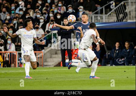 Madrid, Spanien - 09. März: Kylian Mbappe von Paris Saint Germain (C) kämpft um den Ball mit Eder Militao von Real Madrid CF (L) David Alaba von Real Ma Stockfoto