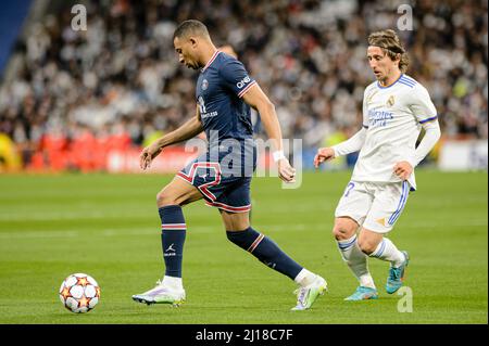 Madrid, Spanien - 09. März: Kylian Mbappe aus Paris Saint Germain (L) wird während der UEFA Champions League Rou von Luka Modric vom Real Madrid CF (R) gejagt Stockfoto