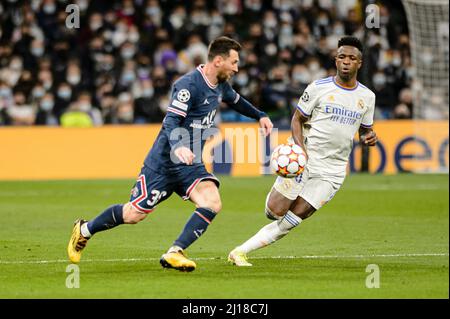 Madrid, Spanien - 09. März: Lionel Messi von Paris Saint Germain (L) dribbelt Vinicius Junior von Real Madrid CF (R) während der UEFA Champions League Roun Stockfoto