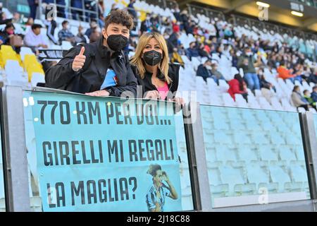 Turin, Italien. 23. März 2022. Juventus-Fans während des UEFA Womens Champions Viertelfinals: Erstes Beinspiel zwischen Juventus und Olympique Lionnais im Allianz-Stadion in Turin, Italien Cristiano Mazzi/SPP Credit: SPP Sport Press Foto. /Alamy Live News Stockfoto