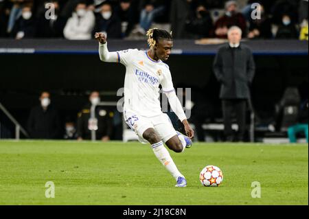 Madrid, Spanien - 09. März: Eduardo Camavinga von Real Madrid CF wird den Ball während der UEFA Champions League Runde von Sixteen Leg Two Match b überholen Stockfoto
