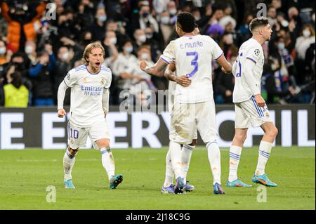 Madrid, Spanien - 09. März: Eder Militao von Real Madrid CF (L) Luka Modric von Real Madrid CF (C) Rodrygo geht von Real Madrid CF (R) nach dem Sieg in den Abitur Stockfoto
