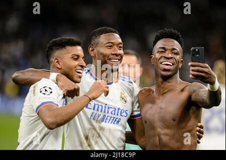 MADRID, SPANIEN - 09. MÄRZ: Rodrygo geht von Real Madrid CF (L) David Alaba von Real Madrid CF (C) Vinicius Junior von Real Madrid CF (R) fährt nach w Stockfoto