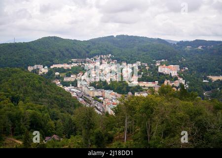 KARLOVY VARY, TSCHECHISCHE REPUBLIK - 20. AUGUST 2021: Blick auf die Stadt vom Aussichtsturm Diana Stockfoto