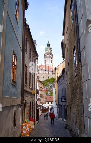 CESKY KRUMLOV, TSCHECHISCHE REPUBLIK - 10. SEPTEMBER 2021: Blick auf die Burg durch eine enge Straße Stockfoto