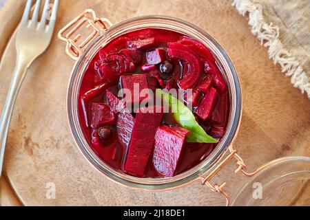 Die Vorbereitung kvass - fermentierte rote Rüben mit den Gewürzen im Glasgefäß Stockfoto