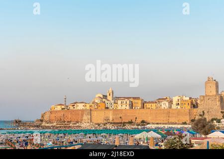 Panoramablick auf das historische Dorf Termoli (CB - Italien) Stockfoto