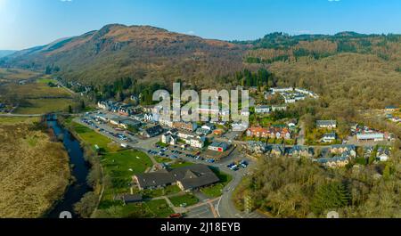 Luftaufnahme von der Drohne des Dorfes Aberfoyle und River Forth im Loch Lomond and Trossachs National Park in Perthshire in Schottland, Großbritannien. Stockfoto