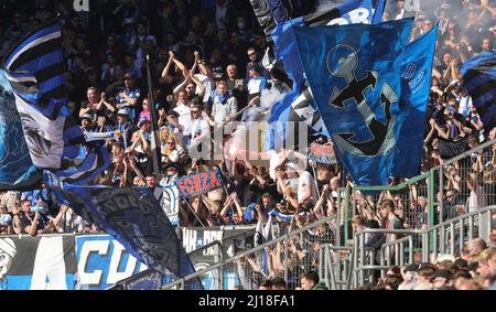 firo: 03/19/2022 Fuvuball, Fußball, 2. Bundesliga, Saison 2021/2022, F95 Fortuna Dvºsseldorf, Düsseldorf - HSV Hamburg Hamburg Hamburg Hamburg, HSV Hamburg Hamburg 1:1 Fans, Ultras, Bengalfeuer Stockfoto