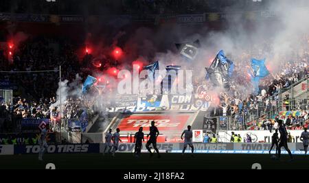 firo: 03/19/2022 Fuvuball, Fußball, 2. Bundesliga, Saison 2021/2022, F95 Fortuna Dvºsseldorf, Düsseldorf - HSV Hamburg Hamburg Hamburg Hamburg, HSV Hamburg Hamburg 1:1 Fans, Ultras, Bengalfeuer Stockfoto