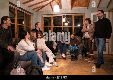 ROMAN Starkov (rechts) mit seiner Familie, die nach der russischen Invasion in ihrem neuen Zuhause in Caldecote bei Cambridge aus ihrer Heimat in Charkiw in der Ukraine geflohen war, WURDE MIT KORREKTER SCHREIBWEISE VON PLATTEN ÜBERLIEFERT. Die zehnköpfige Familie, die im Alter von Alikhan, 10 Jahre alt, bis zur 90-jährigen Urgroßmutter Ludmila, begann ihre Reisen am 1. März und wurde von Rend Platings dabei unterstützt, für sie und ihre beiden Hunde Mikki und Florie ein neues Zuhause in Großbritannien zu finden. Bilddatum: Dienstag, 22. März 2022. Stockfoto