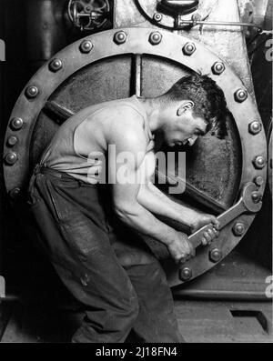 Mechaniker und Dampfpumpe von Lewis Hine (1874-1940), 1921. Stockfoto