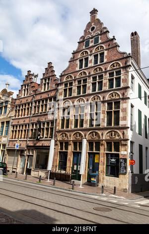 Eine vertikale Aufnahme der Fassade eines typischen flämischen historischen Gebäudes in Gent, Belgien Stockfoto