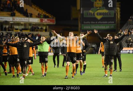 Jon Dadi Bodvarsson von Wolverhampton Wanderers führt die Feierlichkeiten beim letzten Pfeifen an. Wolverhampton Wanderers gegen Aston Villa bei Molineux 14/01/2017 - Sky Bet Championship Stockfoto