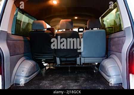 Dolyna, Ukraine 17. September 2021: Fahrgastraum mit Gepäckraum, Ansicht der Rücksitze, Passagierverkehr. Stockfoto