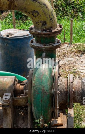 Alte, verlassene Pumpenmaschine, Nahaufnahme an einem sonnigen Tag Stockfoto