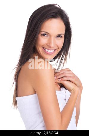 Das Gefühl, so frisch nach dem Baden in der Badewanne. Eine schöne junge Frau, die in einem Handtuch steht und strahlend aussieht. Stockfoto